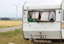 Může vítr převrátit obytné auto? Základní rady pro kempování ve vichřici.